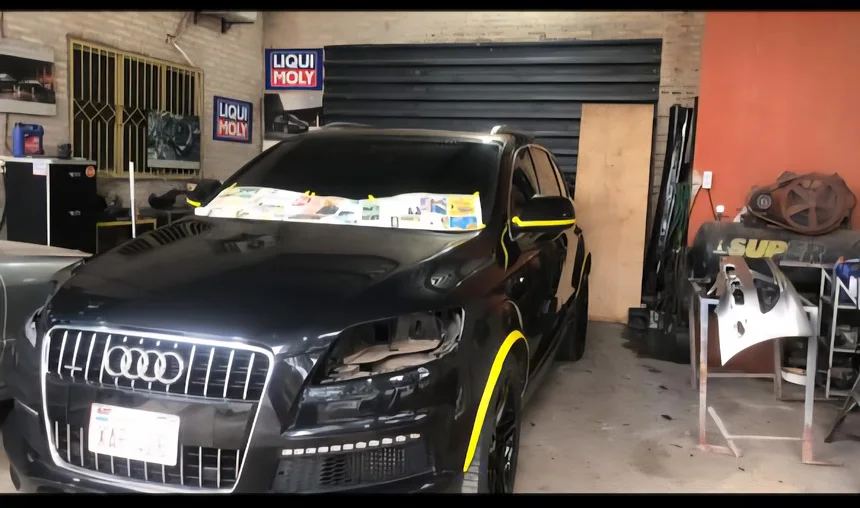 Audi Q7 negra en el taller
