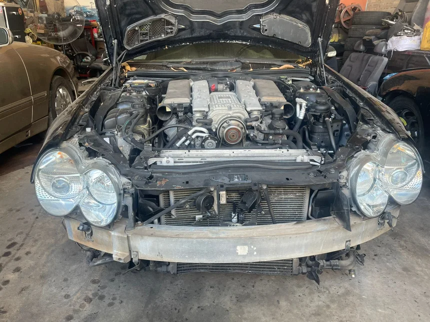 Mercedes-Benz con el motor V8 a la vista en el taller