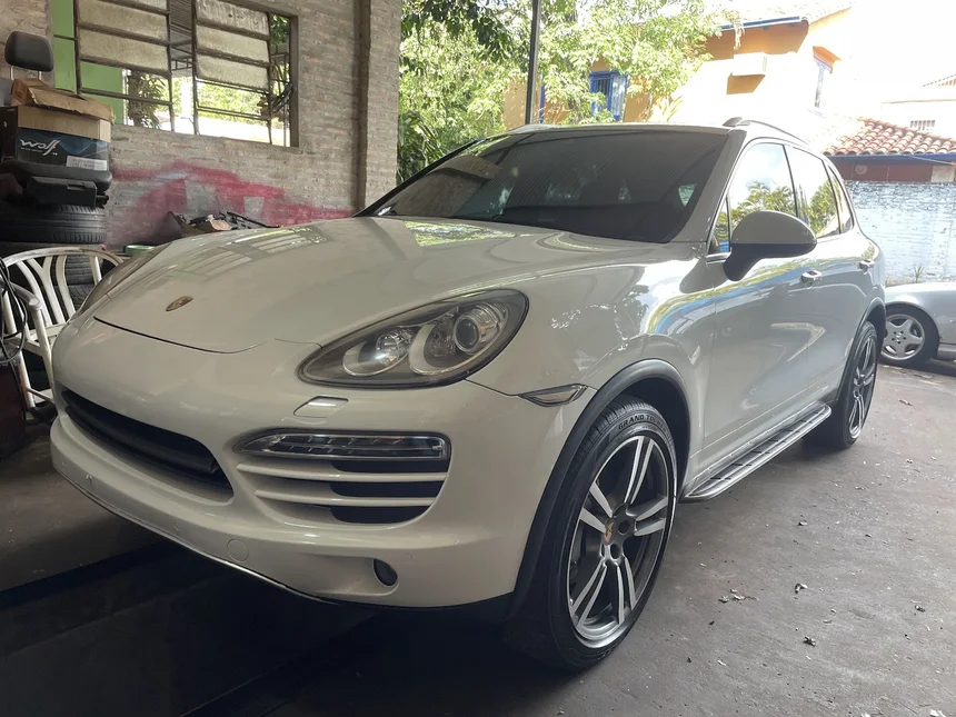 Porsche Cayenne blanca en el taller